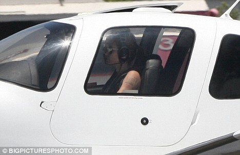 Пристегните ваши ремни: вас приветствует капитан самолета Анджелина Джоли