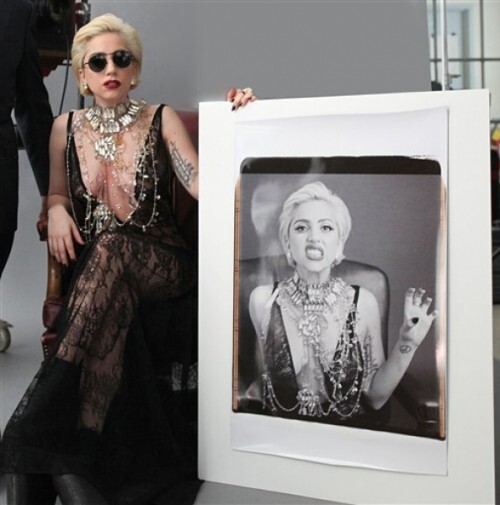 Lady Gaga запечатлена на Polaroid