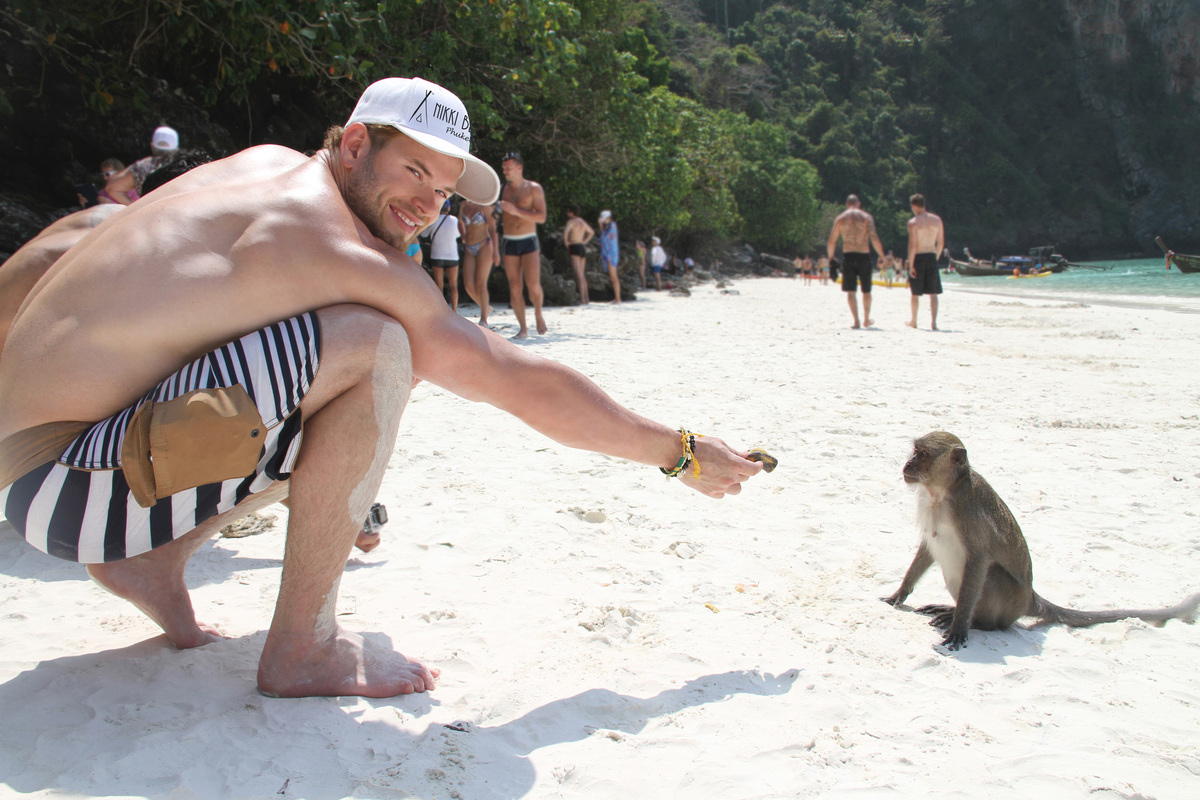 Келлан Латс подружился с обезьянкой в Таиланде