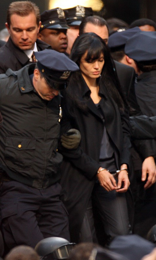 Анджелину Джоли арестовали