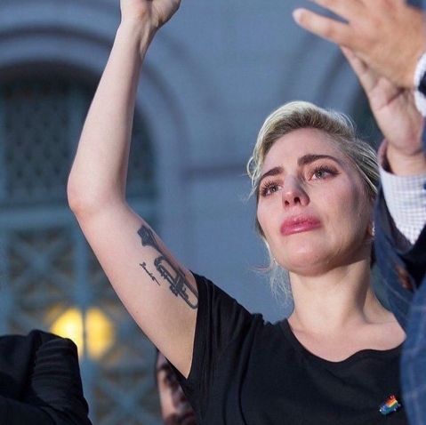 Видео: Леди Гага расплакалась во время речи, посвященной трагедии в Орландо
