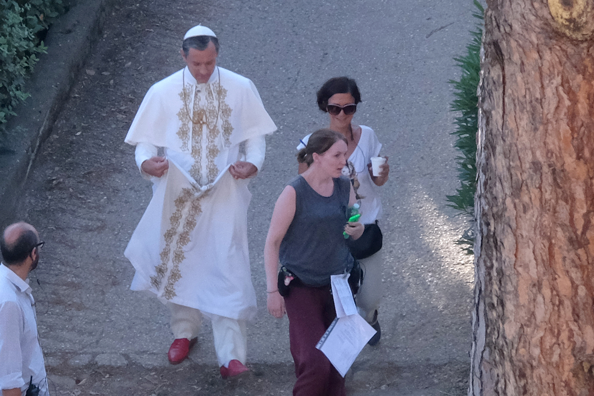 Джуд Лоу в образе Папы Римского на съемках нового сериала