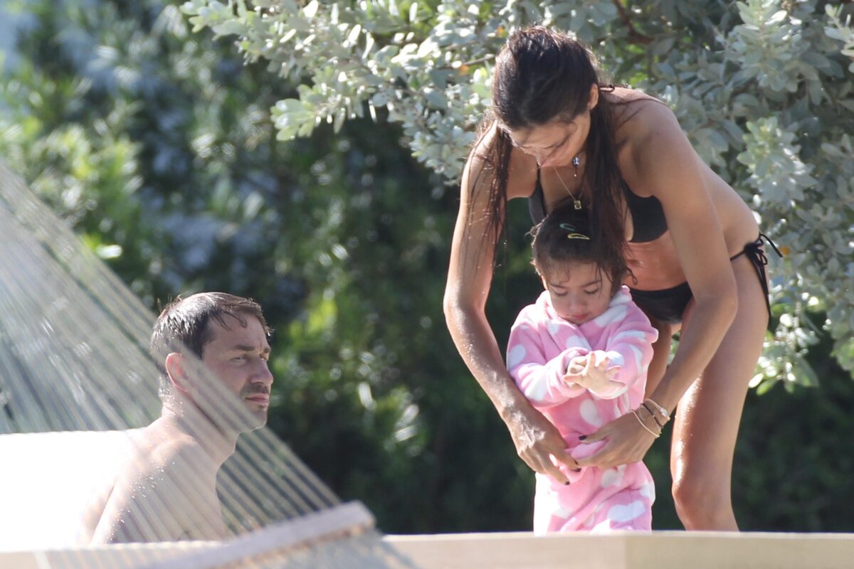 Адриана Лима с мужем и дочерью в Майами