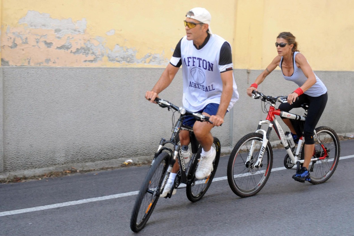 Джордж Клуни и Элизабетта Каналис катаются на велосипедах  в Лаглио