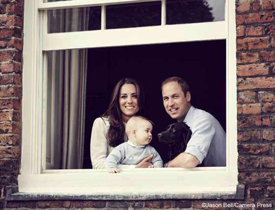 Принц Джордж Кембриджский позирует со своими родителями в День Матери