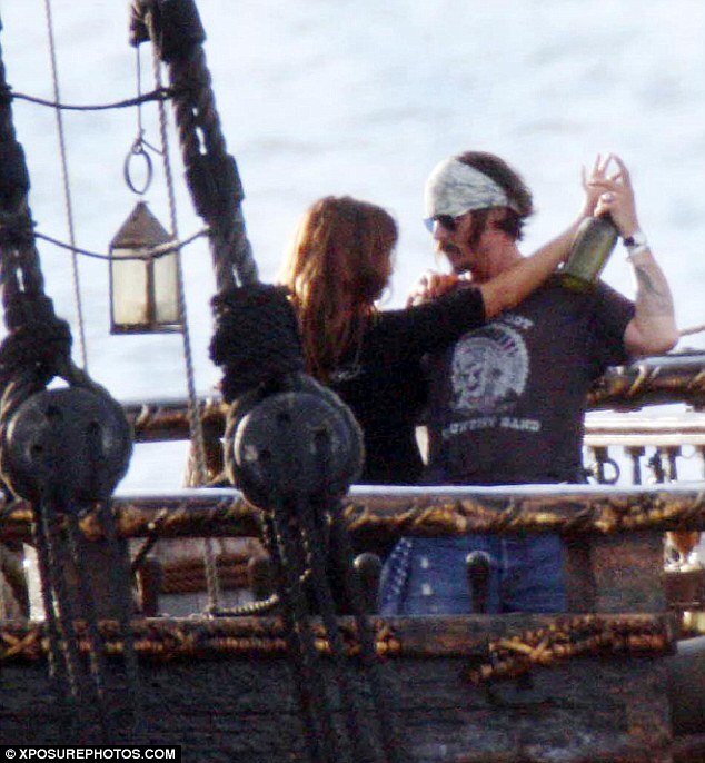 Пенелопа Крус и Джонни Депп танцуют на корабле
