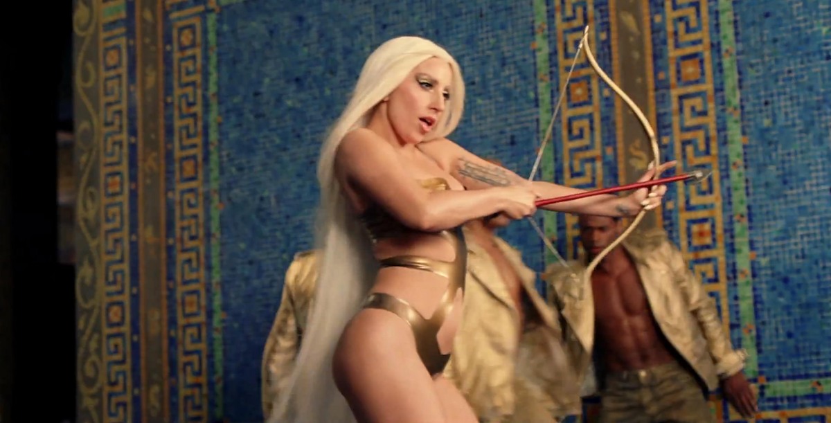 Lady GaGa плещется в бассейне, пока в Калифорнии свирепствует засуха
