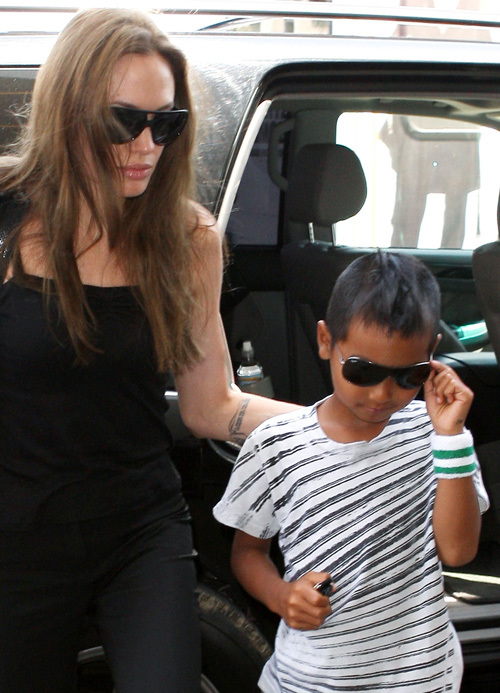 Анджелина Джоли и Мэддокс в аэропорту Лос-Анджелеса