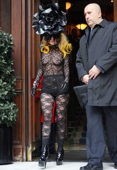 Lady GaGa выходит из своего отеля в Лондоне при полном параде