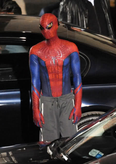 Человек-паук в спортивных штанах