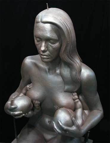 Статуя кормящей Анджелины Джоли