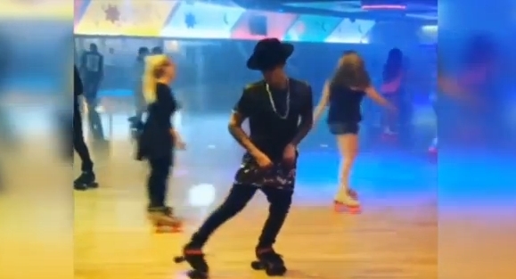 Видео: Джастин Бибер танцует на роликах