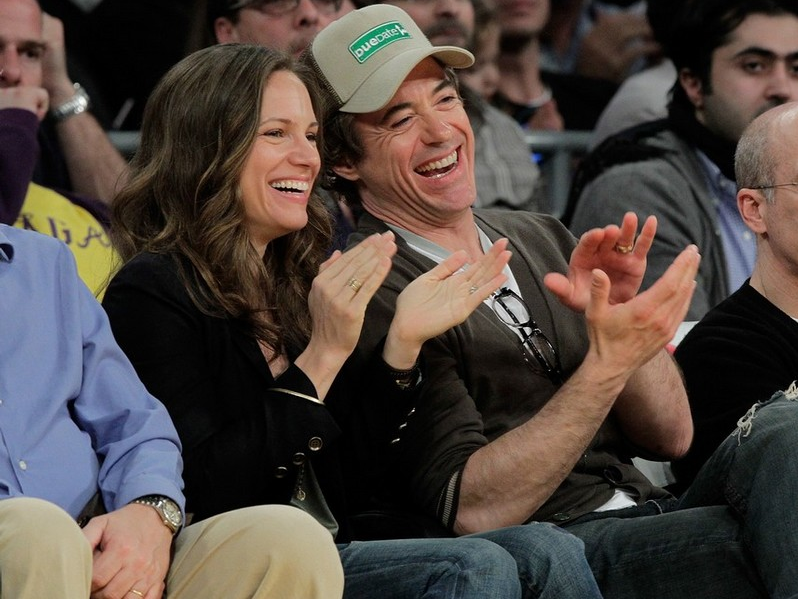 Любящий муж Роберт Дауни младший со своей женой на игре Los Angeles Lakers. 2 марта