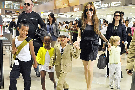 Слухи: Анджелина Джоли собирается удочерить девочку из Гаити