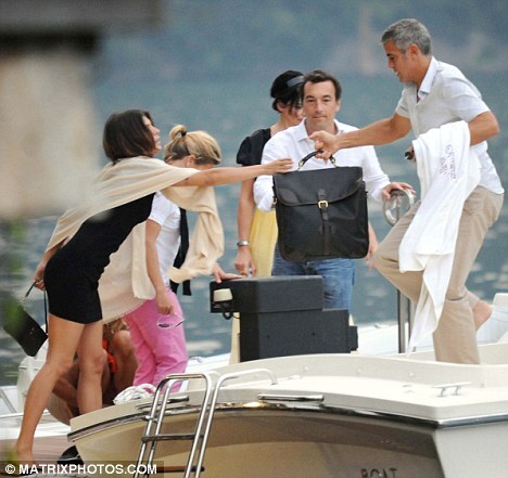 Джордж Клуни и его женщина на лодке. Нынешние и прошлые