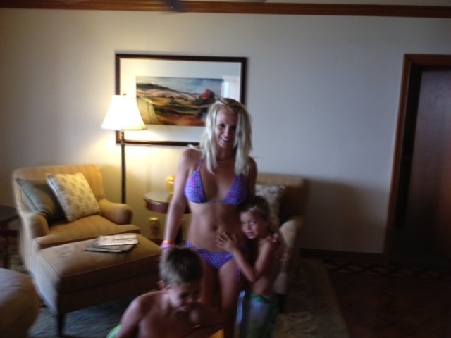 Бритни Спирс на Мауи демонстрирует свою фигуру