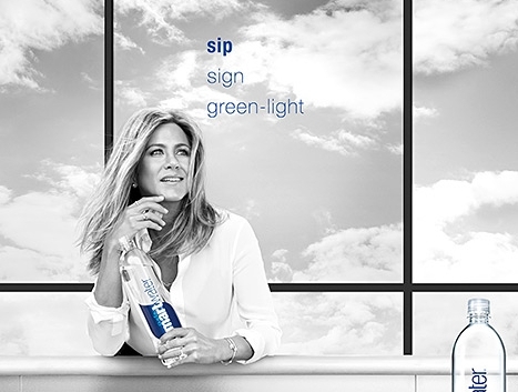 Дженнифер Энистон снялась в новой рекламной кампании Smartwater