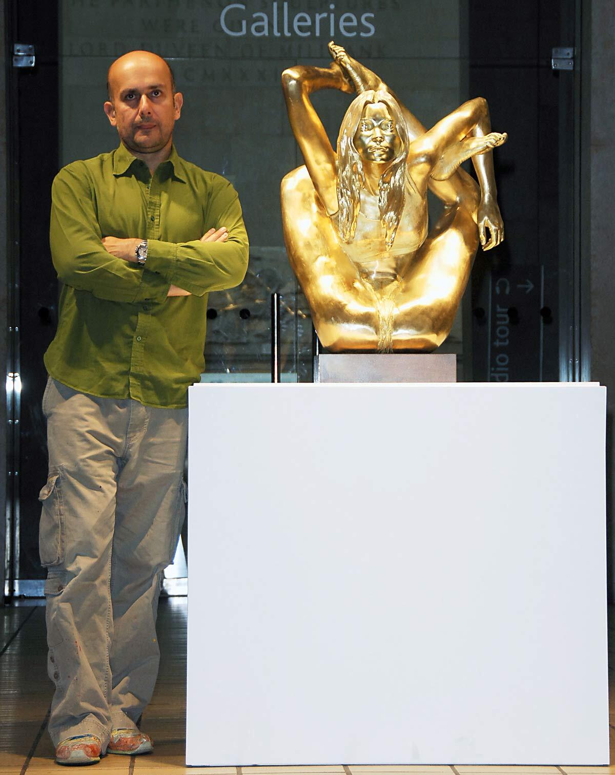 Скульптура Кейт Мосс отправилась в музей, а сама модель на большой экран