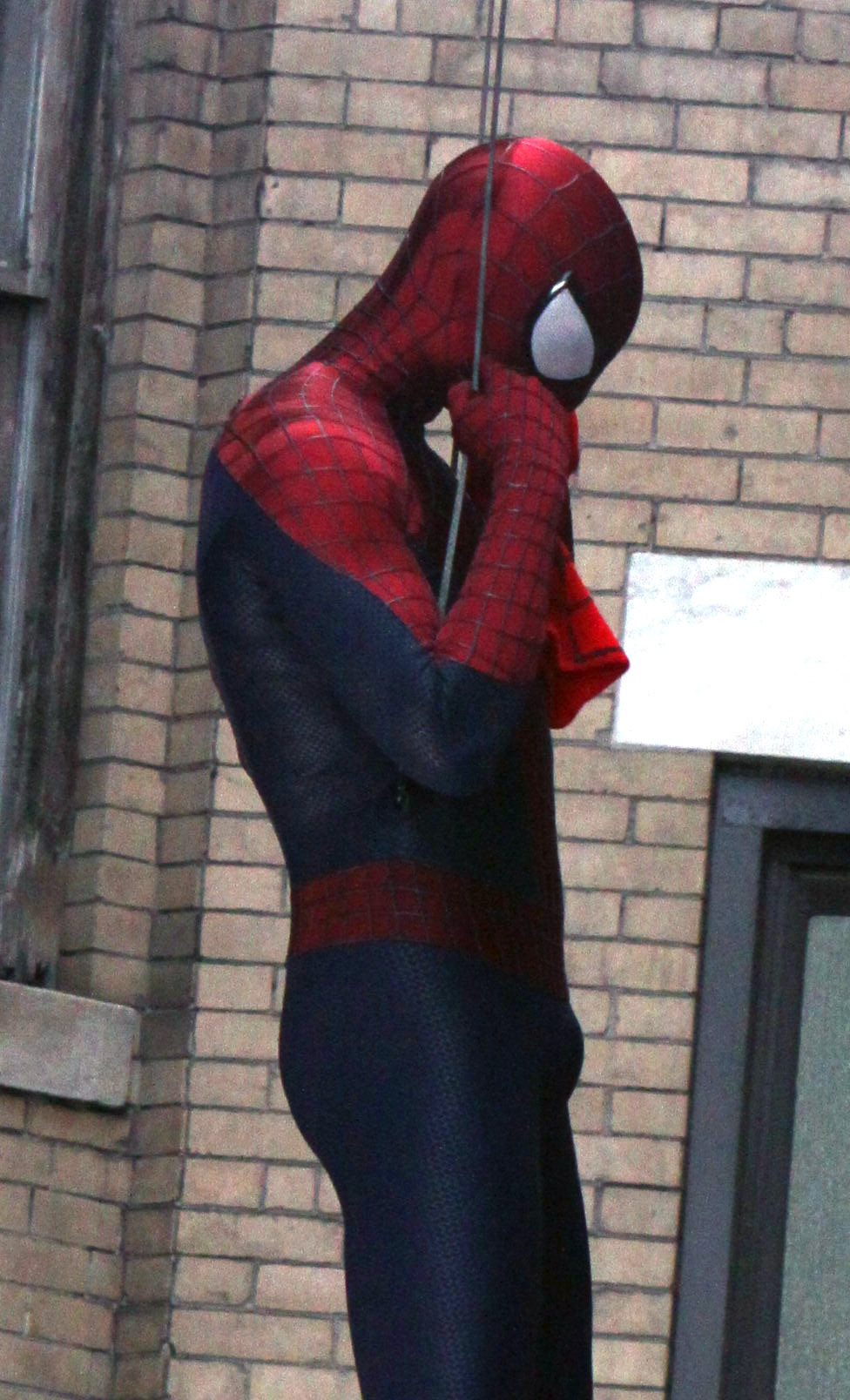 Эндрю Гарфилд на съемках фильма "Новый Человек-паук 2"