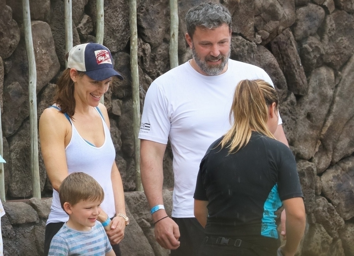 Дженнифер Гарнер с детьми навестила Бена Аффлека на Гавайях на Пасху