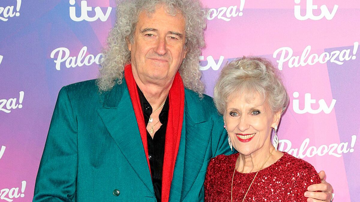 Впервые после болезни: звезда группы Queen появился на публике с женой