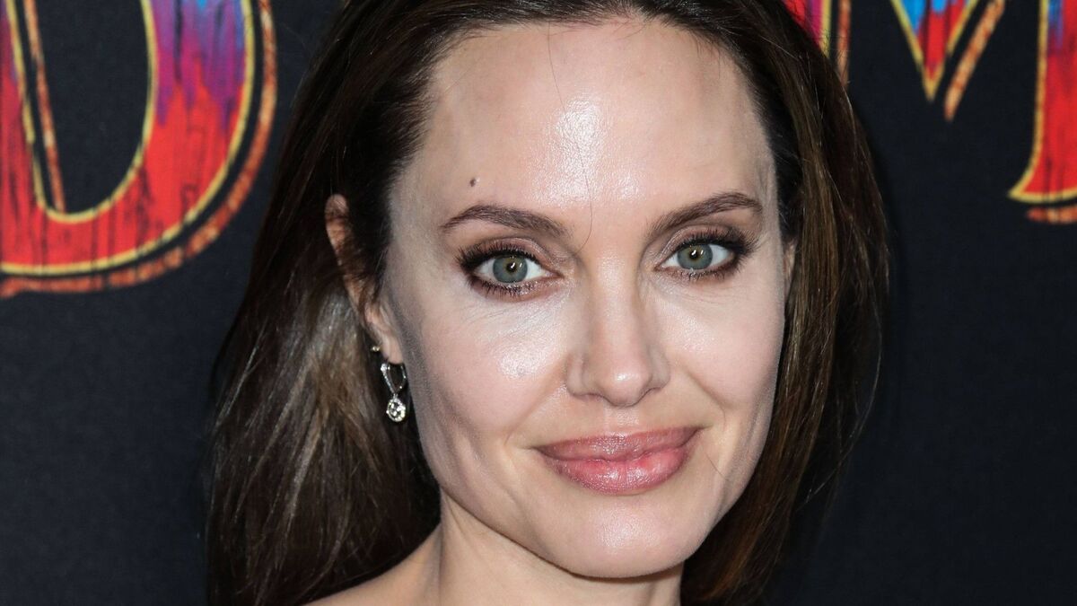 Фальшивая с ног до головы: идеальную Анджелину Джоли вмиг разоблачили