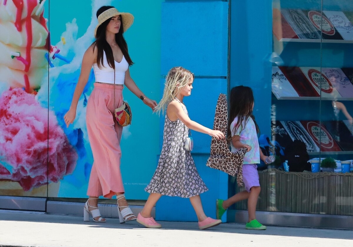 По стопам Шарлиз Терон: Меган Фокс одела сына в платье для прогулки по Лос-Анджелесу
