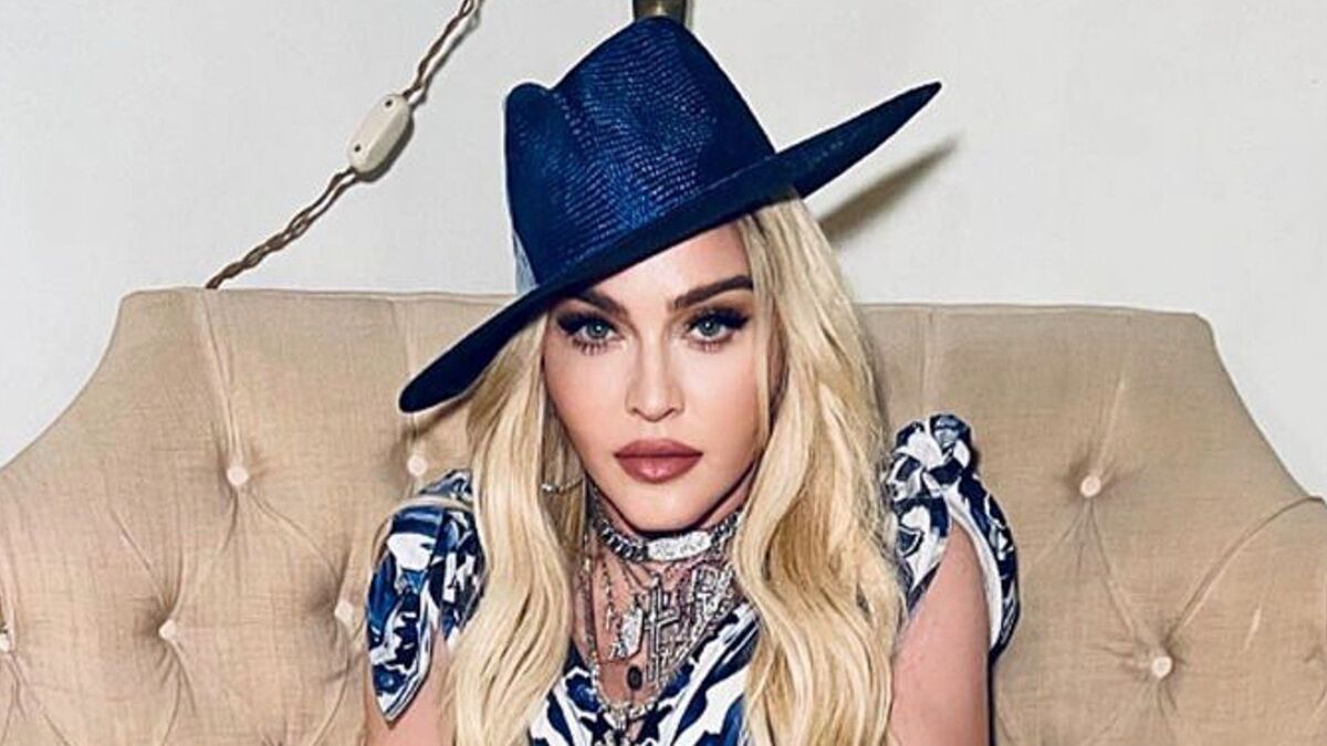 Дерзко: 63-летняя Мадонна похвасталась фигурой в облегающем шелке (фото)