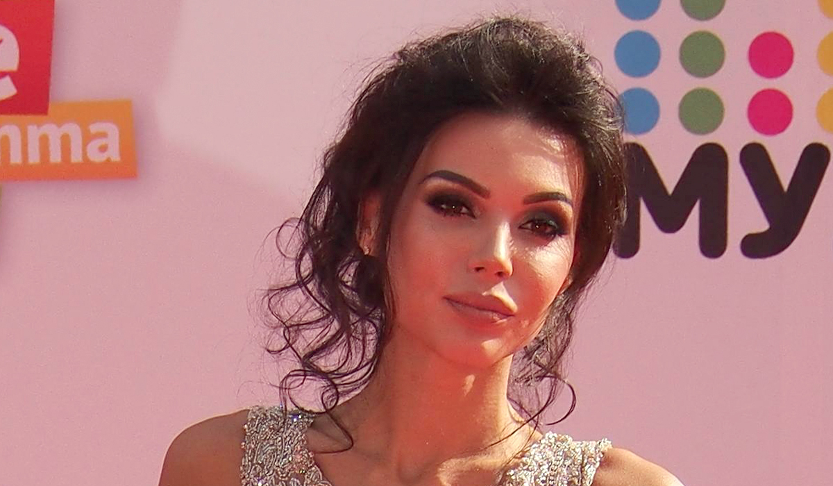 «Требует опровержение»: Оксана Самойлова угрожает засудить критиков ее косметики