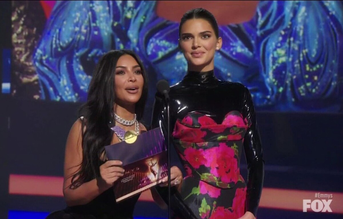 Ким Кардашьян и Кендалл Дженнер высмеяли на церемонии награждения «Эмми»