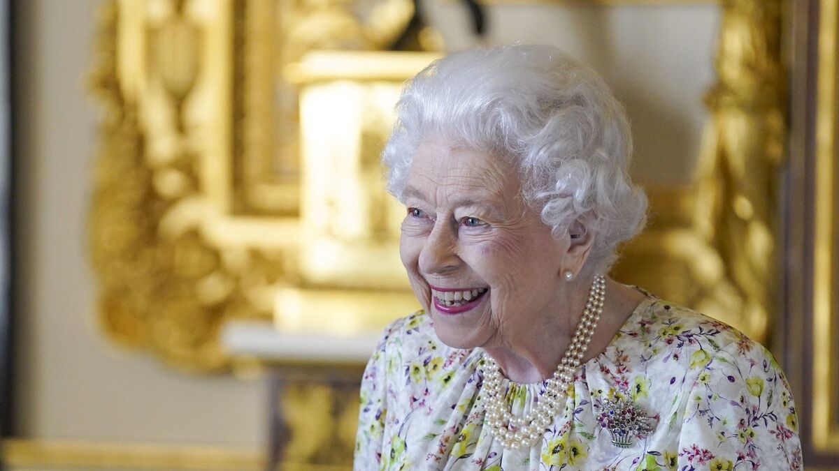 Неожиданно: Королева Елизавета II оказалась в метро (фото)