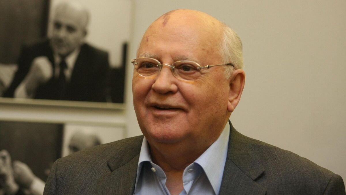 Кто бы мог подумать! Кому целовал руки Горбачев после смерти жены (фото)