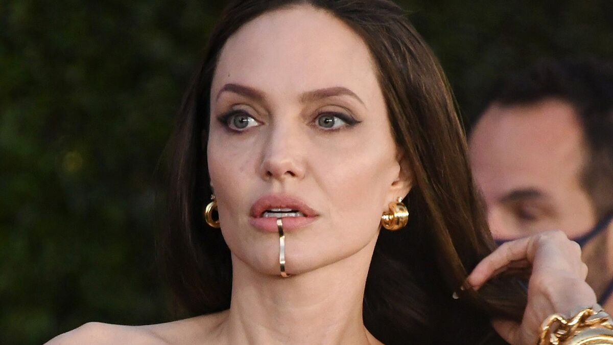Пластика не помогла: фото ненакрашенной Анджелины Джоли просочилось в Сеть