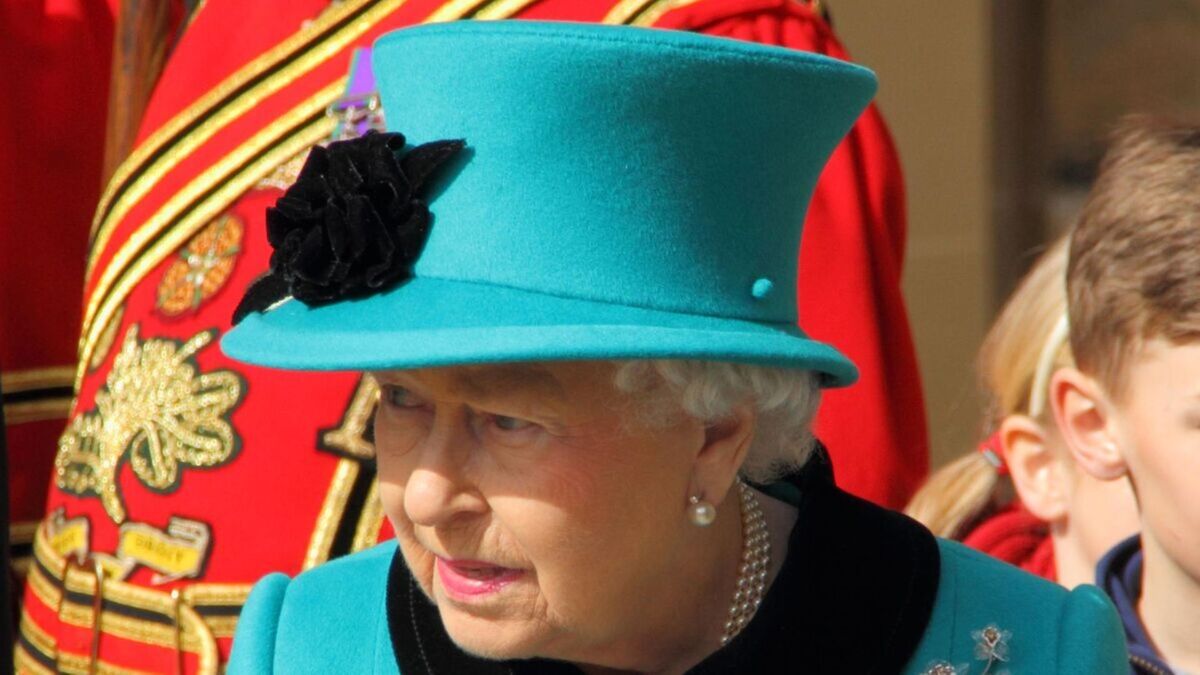 «Видели только ее шляпку»: публичный конфуз Елизаветы II запечатлели на камеру (фото)
