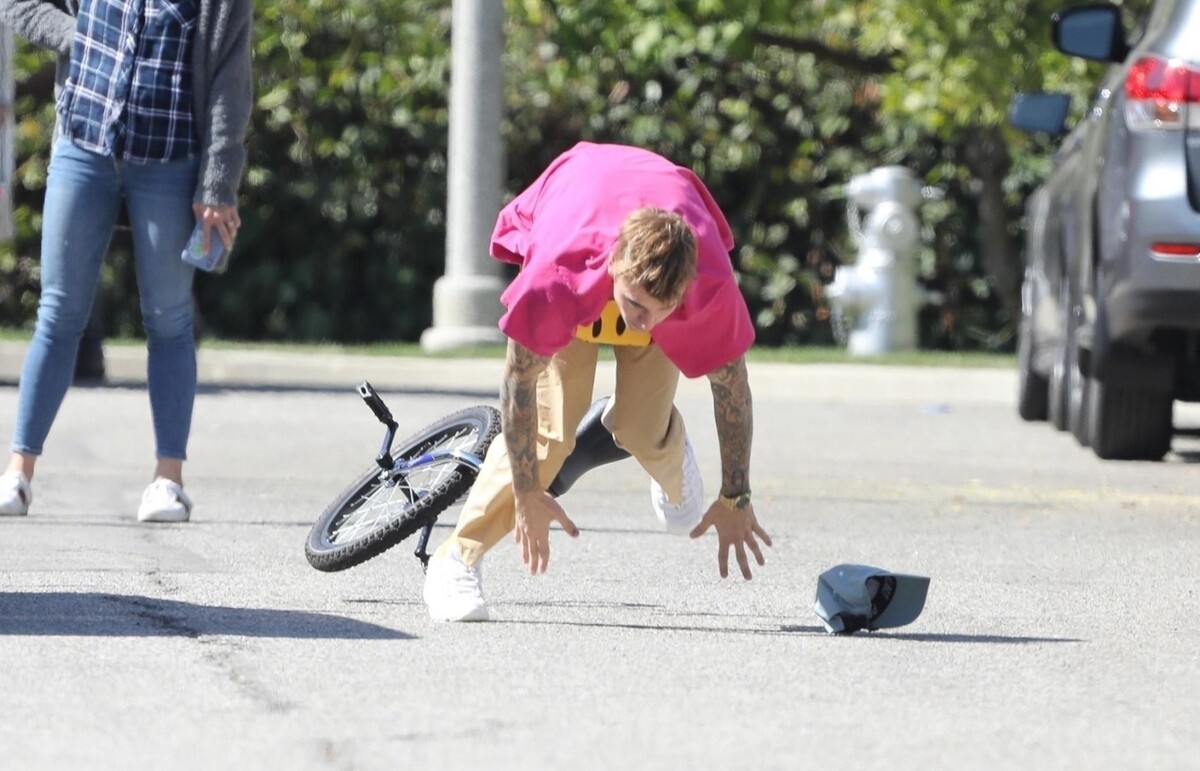 Удачно-неудачный полет: Джастин Бибер стал мемом, упав с одноколесного велосипеда