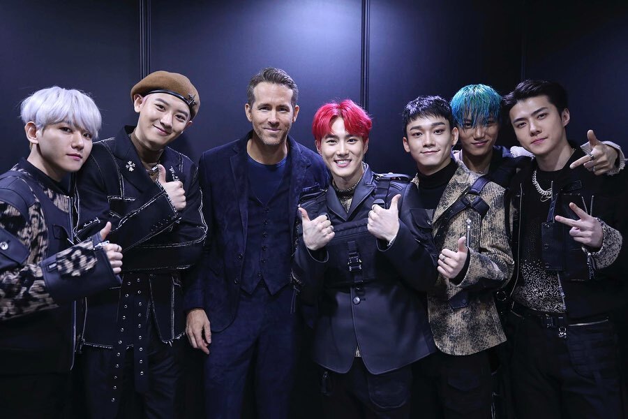 «Я в группе»: Райан Рейнольдс встретился с K-Pop группой EXO на премьере «Шестеро вне закона» в Сеуле