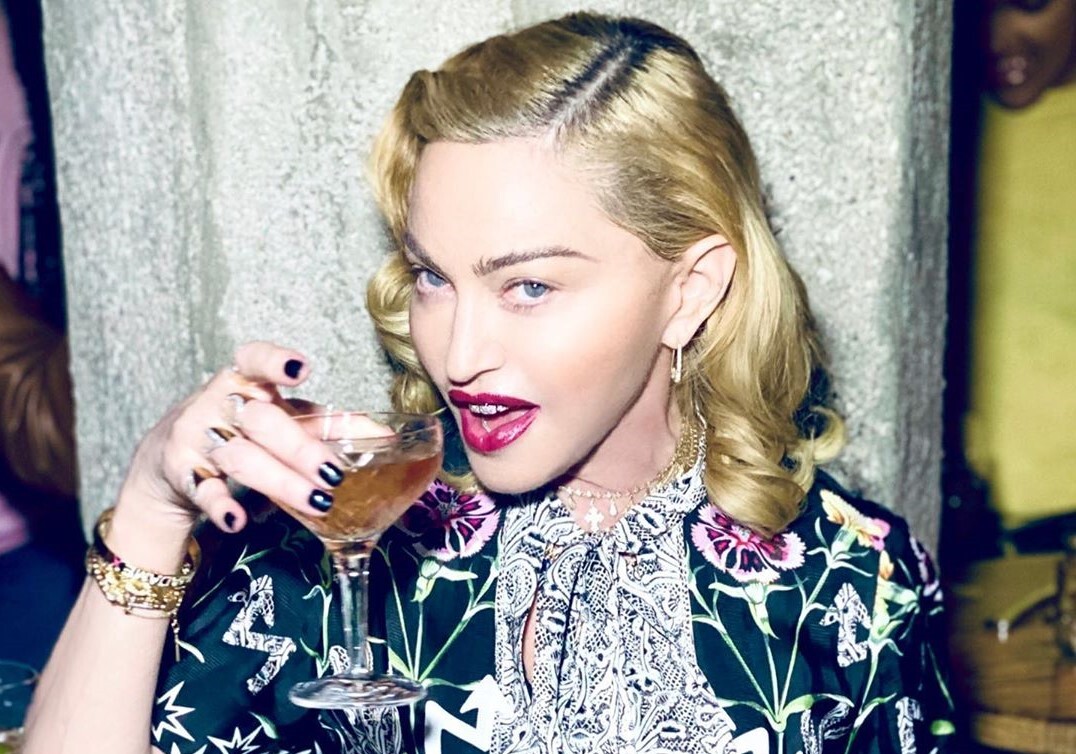 Мадонна показала, как лечится уринотерапией: «Хорошо пить свою мочу»