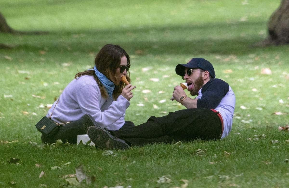С мороженым на траве: Криса Эванса и Лили Джеймс запечатлели на романтическом свидании