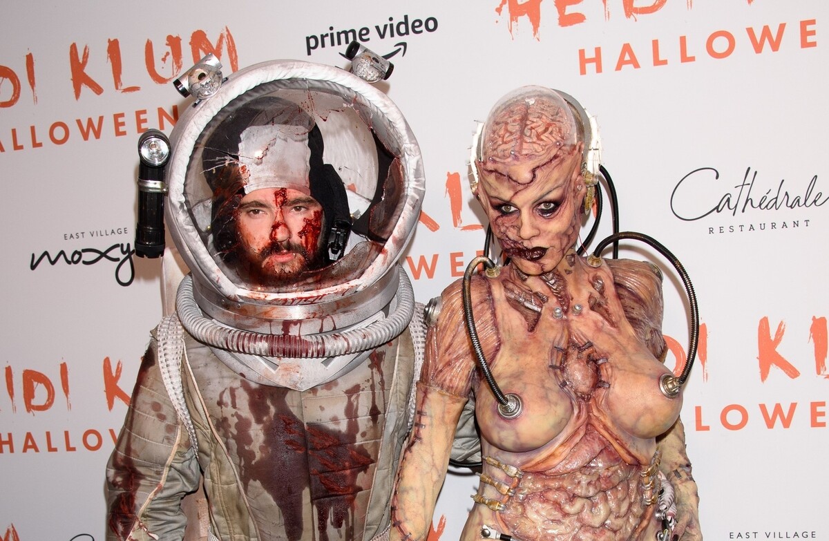 Превзошла саму себя: Хайди Клум поразила костюмом инопланетного монстра на Хэллоуин