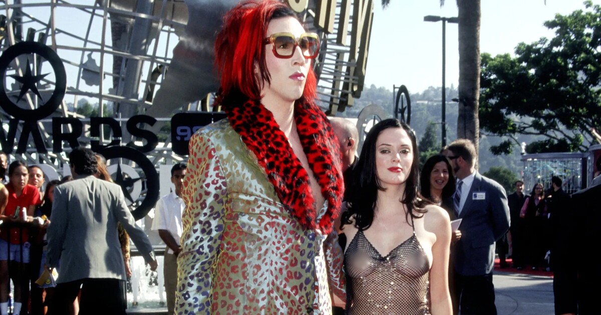 «Было довольно трудно»: звезда «Зачарованных» Роуз Макгоуэн вспомнила выход в «голом» платье на MTV VMA 1998