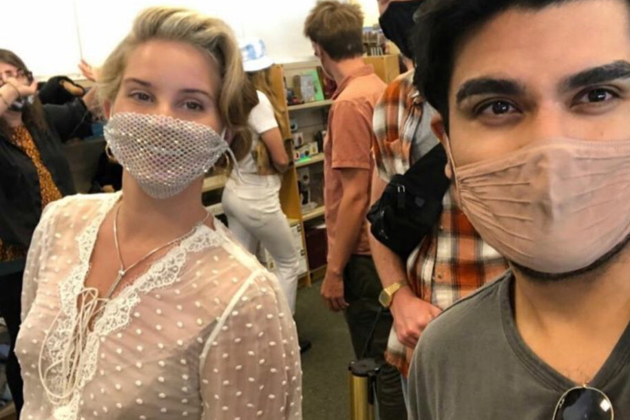 Лана Дель Рей попала под огонь критики из-за сетчатой маски для лица