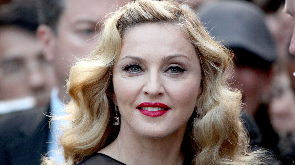 Сложно узнать: Мадонна вышла на связь впервые после экстренной госпитализации (честное фото)