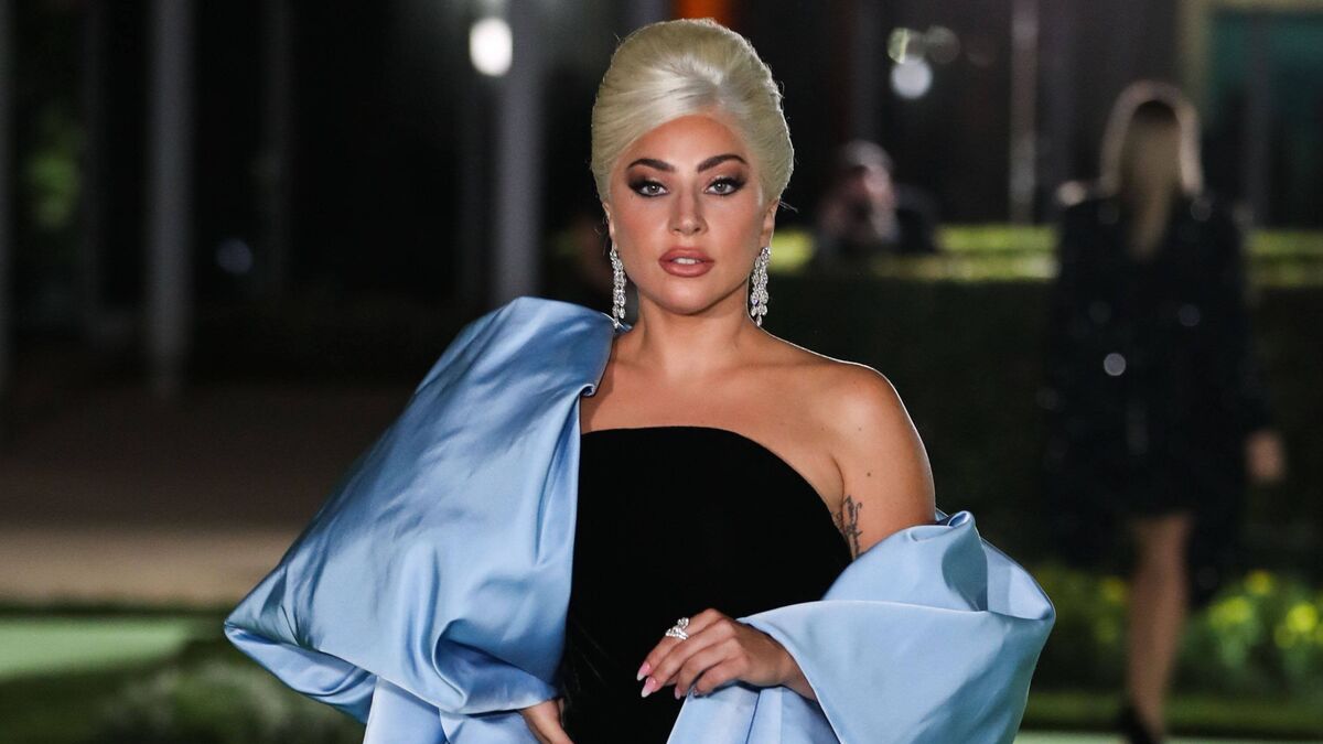 Леди Гага полностью сбросила одежду ради модного журнала