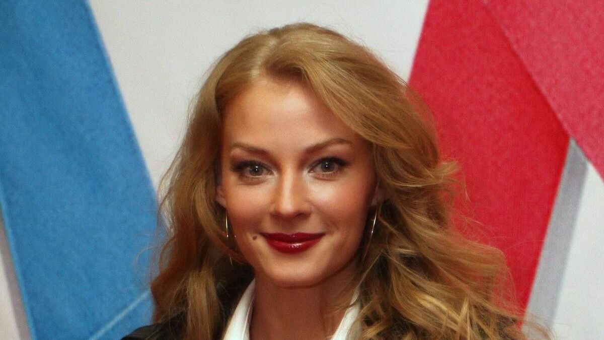 Платье вот-вот сползет: Ходченкова сверкнула декольте в откровенном наряде (фото) 