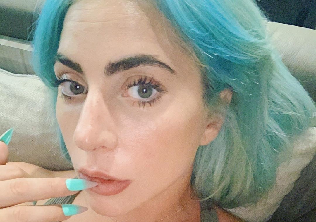 Леди Гага выкрасила волосы в ярко-голубой цвет для выступления на MTV VMA 2020