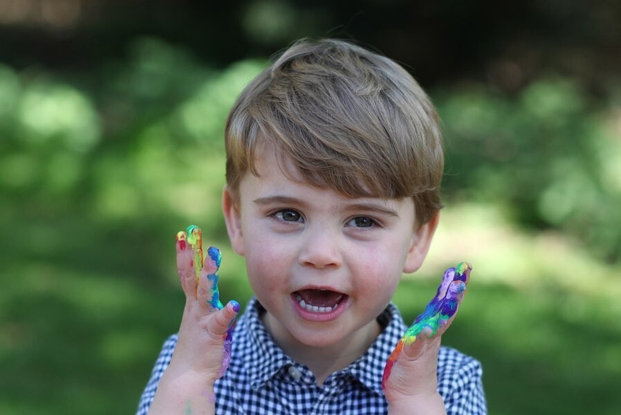 Принцу Луи два года: Кейт Миддлтон и принц Уильям показали подросшего сына