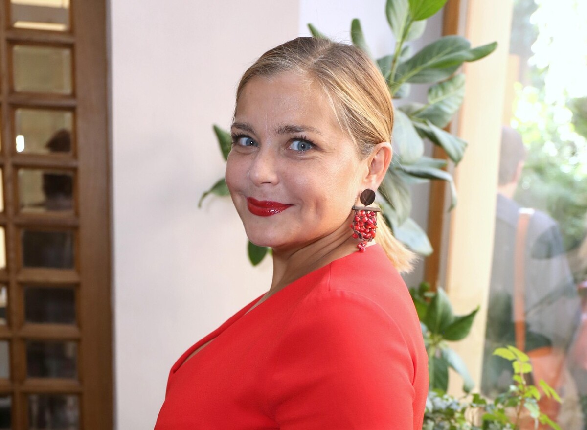 «У вас такое взрослое лицо»: Ирина Пегова вызвала бурное обсуждение в Сети детским фото