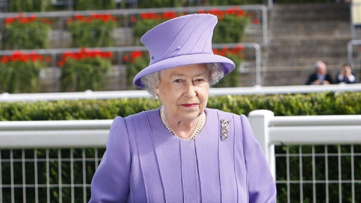 «Дворец недооценил ситуацию»: на уступки 96-летней Елизавете II идет целое государство
