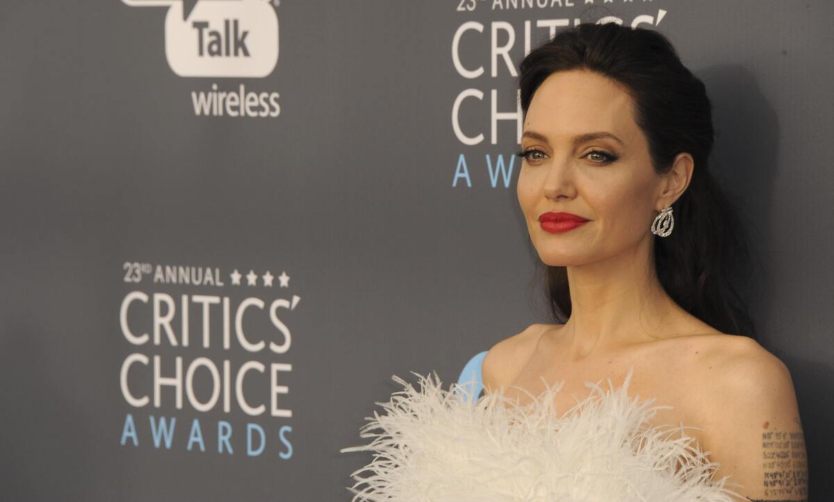 Анджелина Джоли выставила на продажу уникальный подарок Брэда Питта