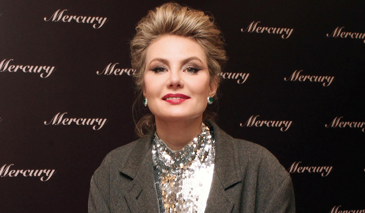 «Облаченная в винегрет»: Рената Литвинова посмешила фанатов «противовирусным» платьем